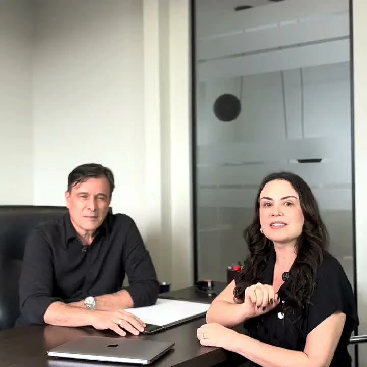 Cláudia Monteiro em reunião de consultoria e gestão