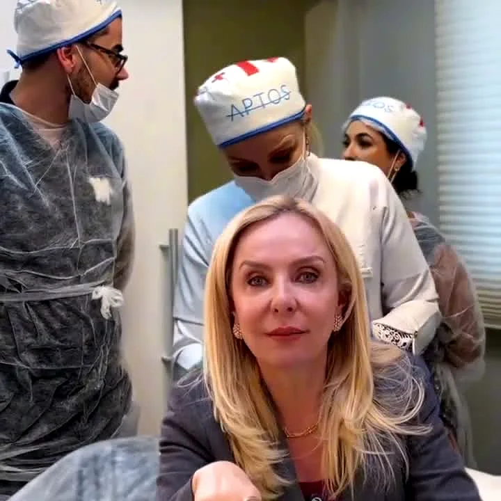 Dra. Vanessa Penteado com equipe em ambiente clínico Aptos